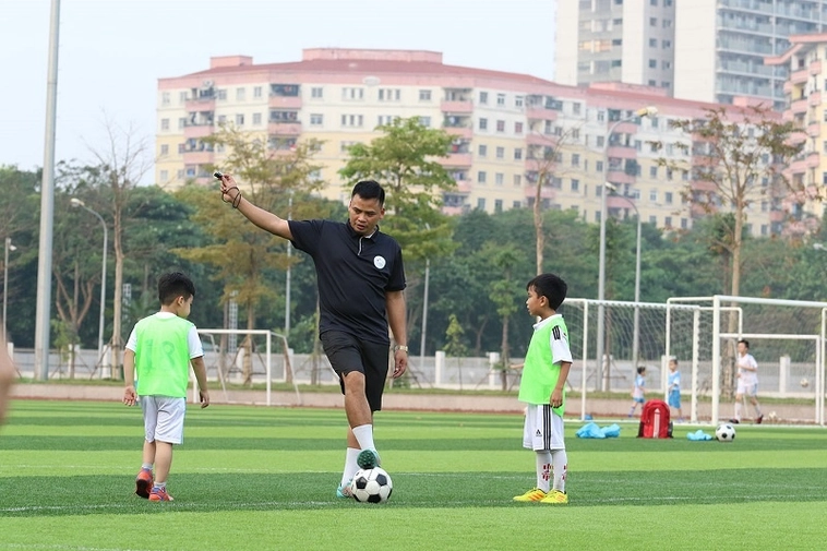 Kỹ Thuật Chuyền Bóng Trong Bóng Đá: Bí Quyết Thành Công